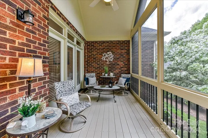 Your own Oasis! Screened Porch with Vaulted Ceilings and Fan