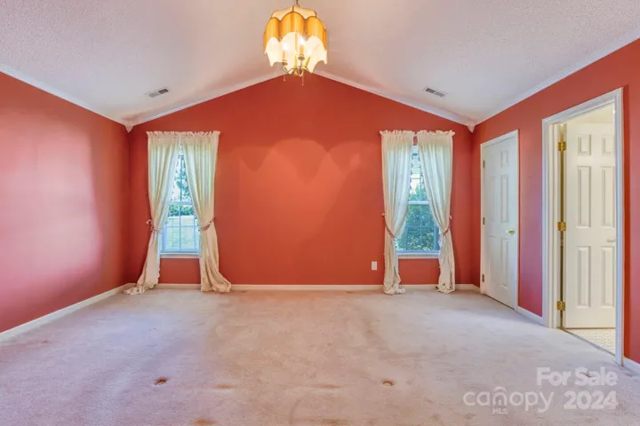 Spacious primary w/ vaulted ceilings