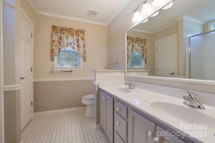 En suite bath
