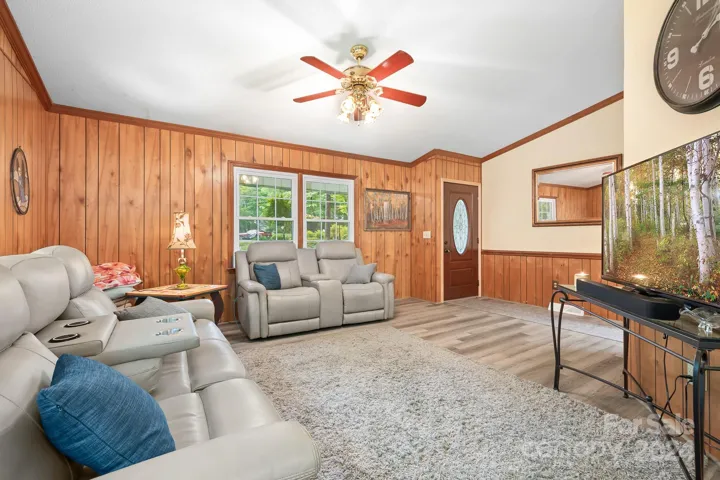 Family Room area with Vulted ceilings and Ceiling fan
