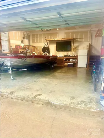 There's even room in the garage to park your boat!!