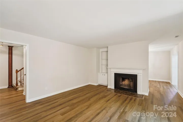 Living room with real fireplace, bookshelves