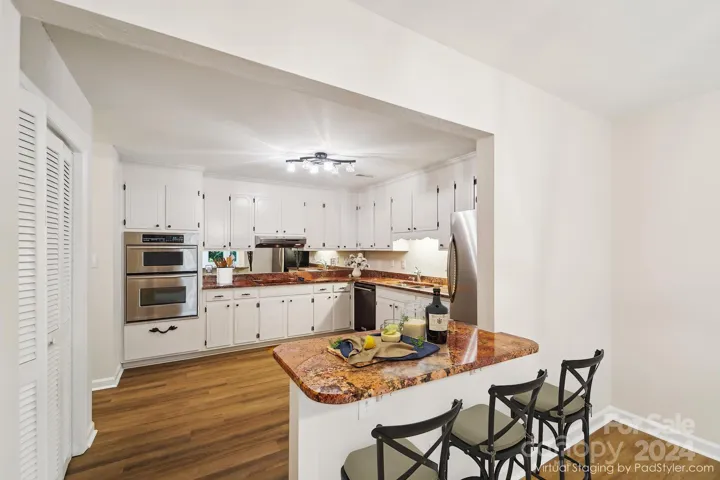 Kitchen furnished