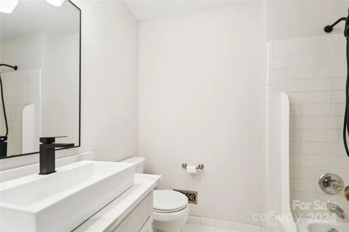 Guest bathroom with tub, recently renovated
