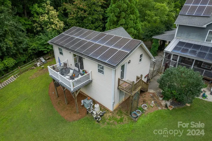 Detached garage/workshop PLUS separate living space. Great AirBNB, in-law or investment space