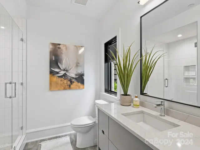 Lower floor full bath