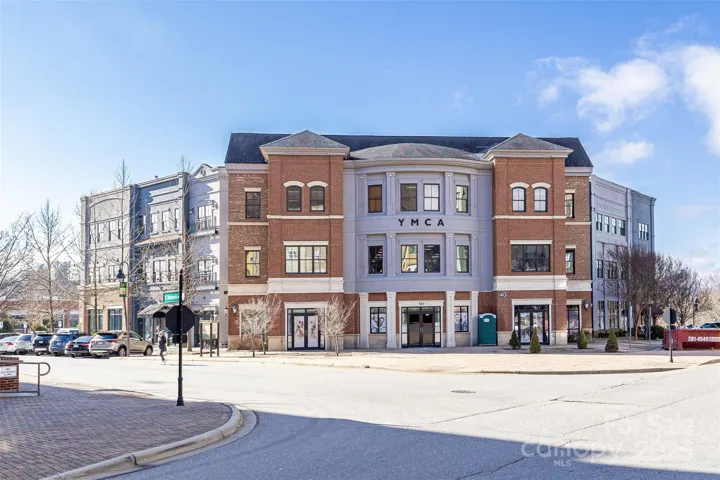 Reynolds Mountain Community eqipped with YMCA, shops, restaurants and offices.