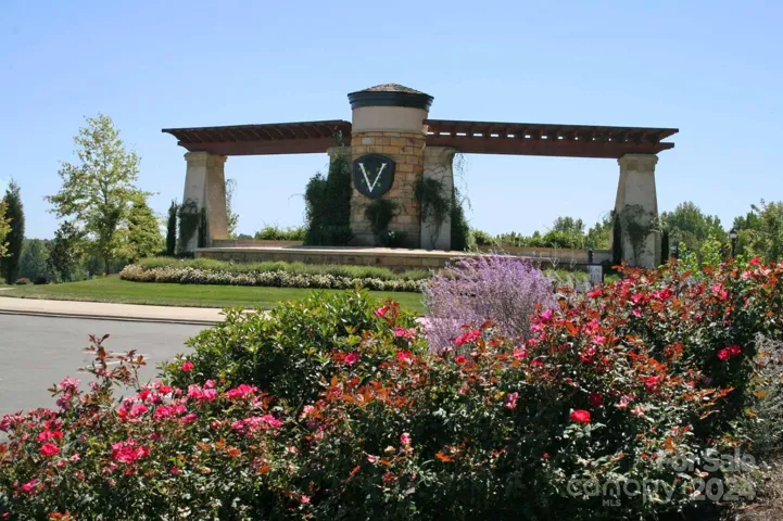 The Vineyards On Lake Wylie community has many great amenities for those who enjoy boating, kayaking, walking, fishing, swimming, tennis, pickle ball, bocce ball, fitness room, and more!