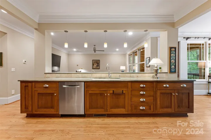 Spacious kitchen isle