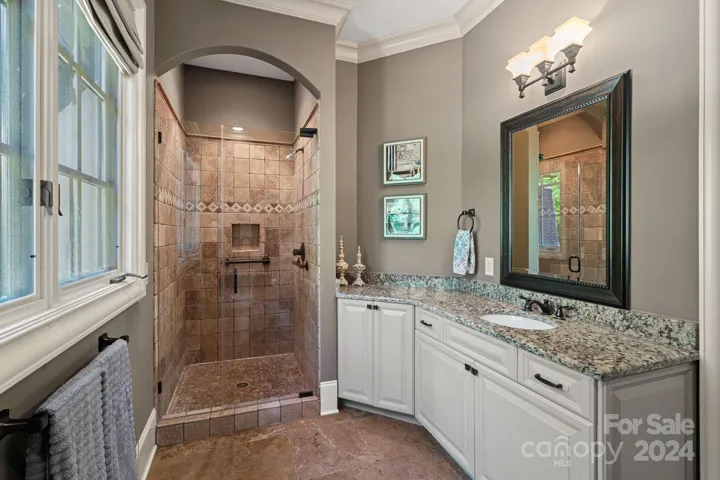 Upper hall full bathroom - access from hall and Guest bedroom #1.