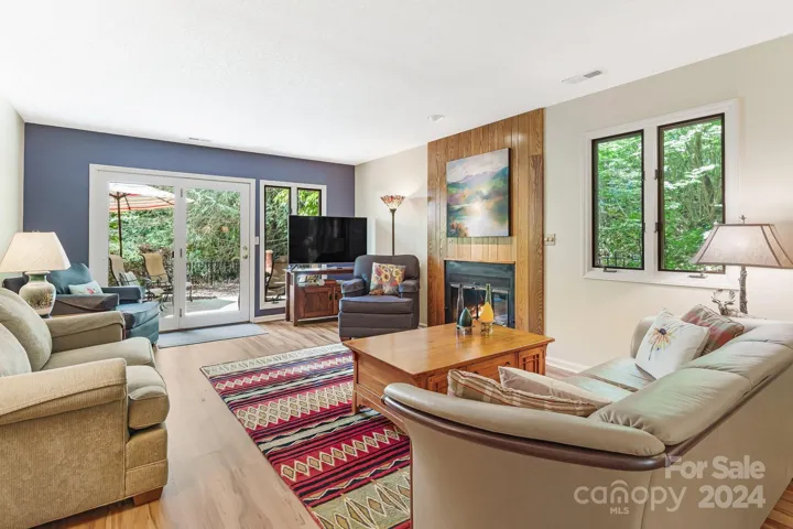 Spacious Livining room with Gas fireplace