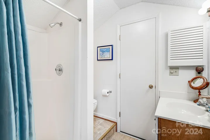 Upper full bathroom