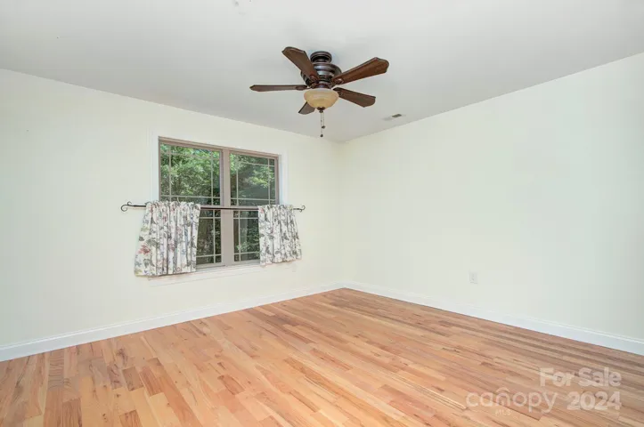 2ND BEDROOM (2ND FLOOR)