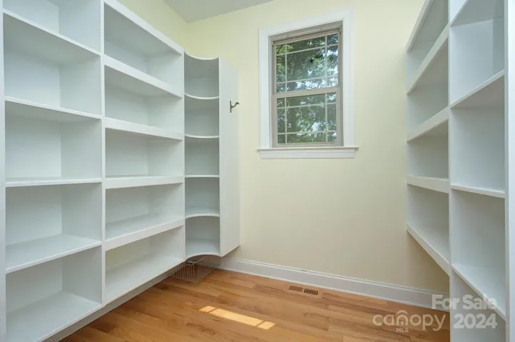 CUSTOM PANTRY