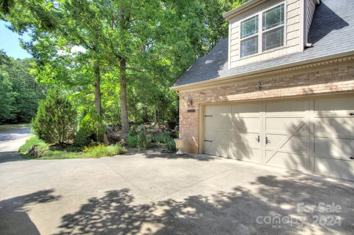 LARGE 2 CAR GARAGE