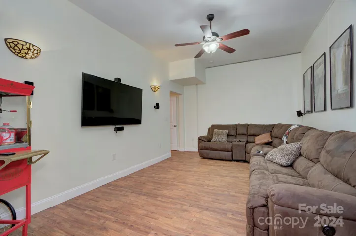 THEATRE/FLEX ROOM W/ SURROUND SOUND