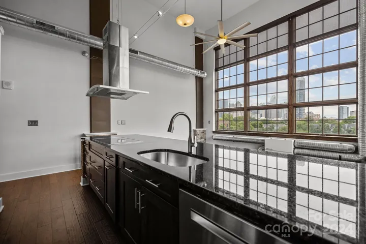 Beautiful, spacious kitchen island