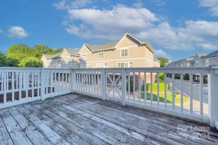 Large back deck!