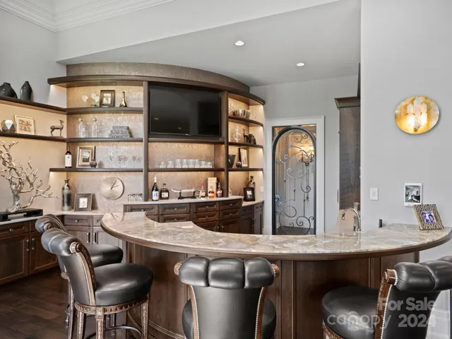 Main Level Bar