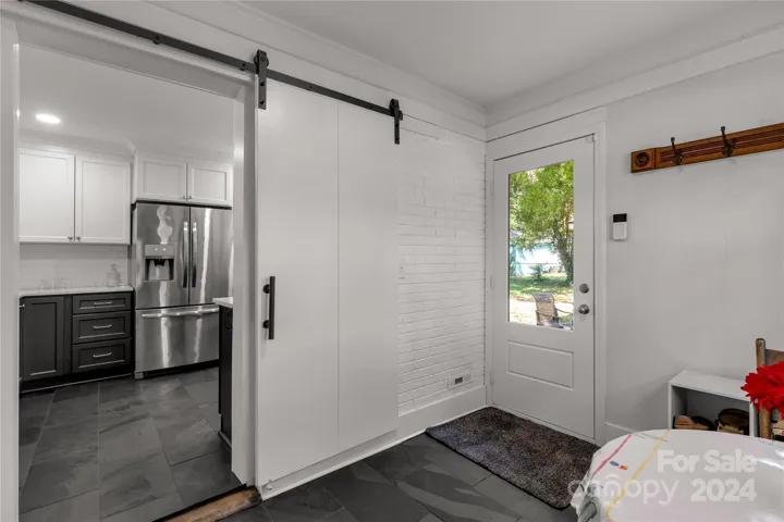 breakfast room w barn door