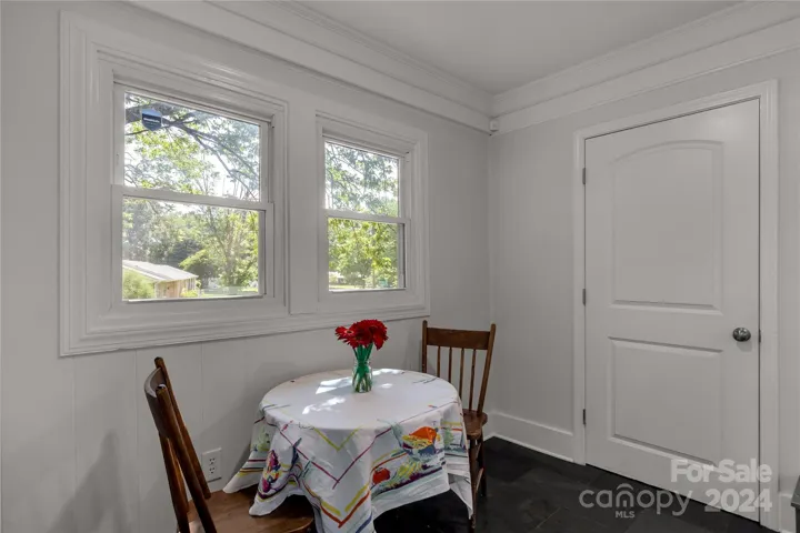 breakfast room
