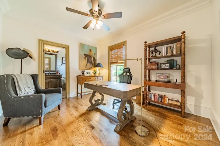 Main level guest suite.
