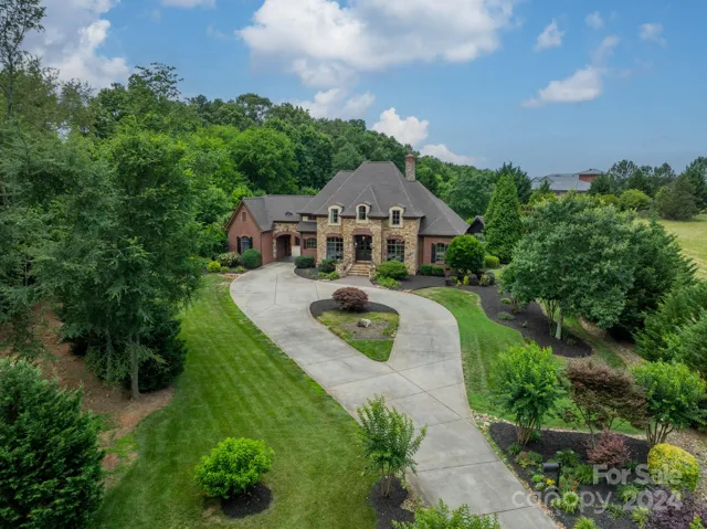Fantastic courtyard driveway