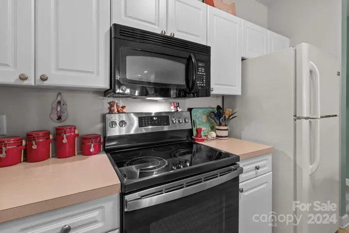 Newer appliances and recently replaced microwave oven