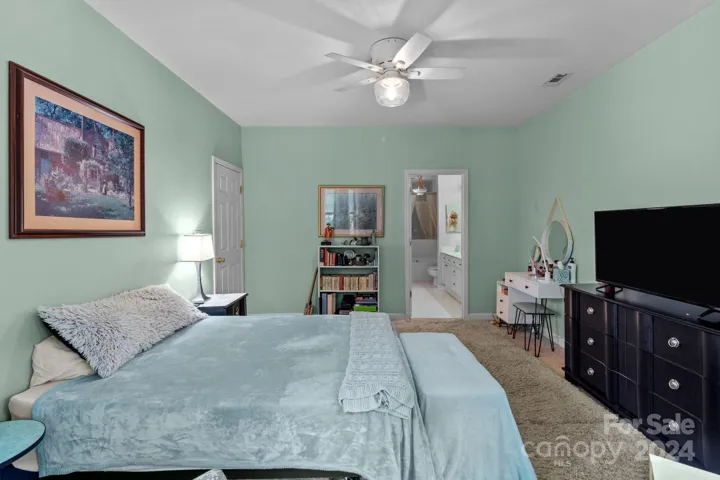 Nicely sized bedroom with en-suite bath.