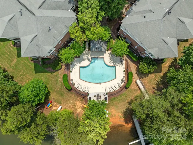 Spinnaker Reach condos pool