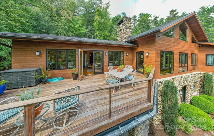 Upper level outdoor patio