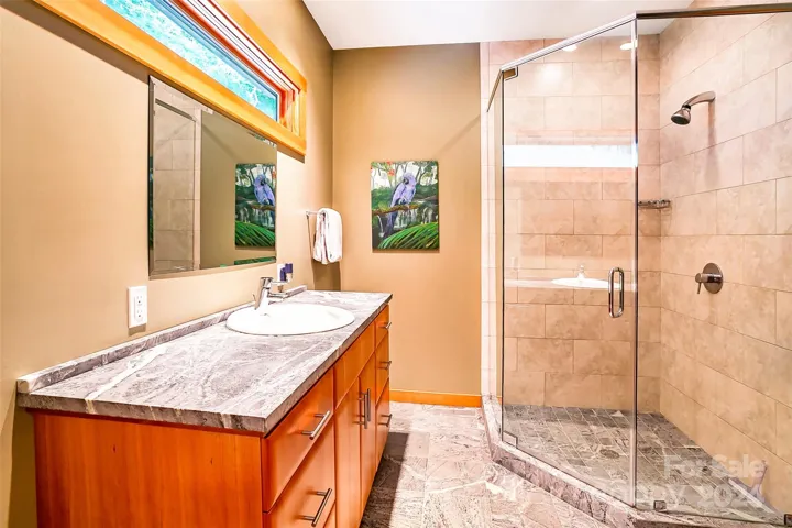 Upper level full guest bath
