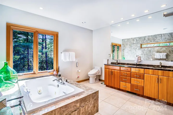 Primary bathroom w/jetted tub