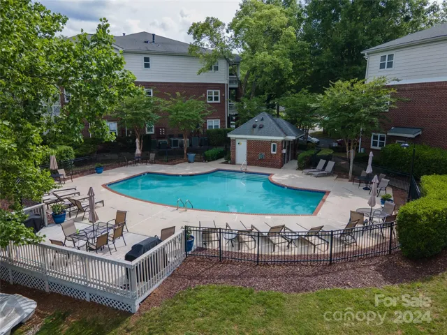 Nice swimming pool and grilling deck