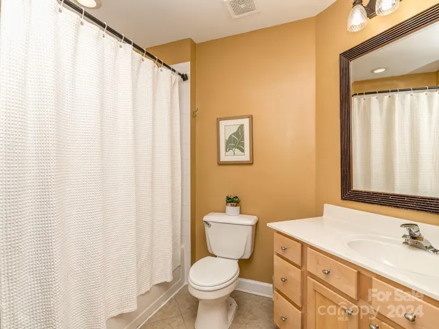 2nd bath off hallway next to 2nd bedroom
