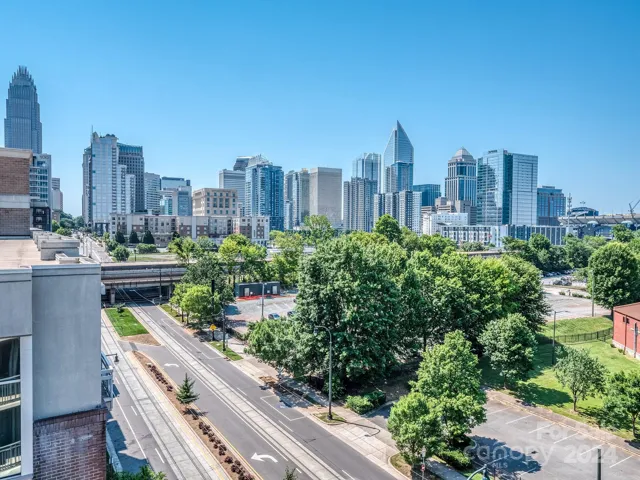 Just minutes away from everything Uptown has to offer - as well as easy access to 77.