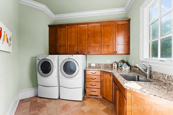 Mud room and 2nd laundry off of garage entrance