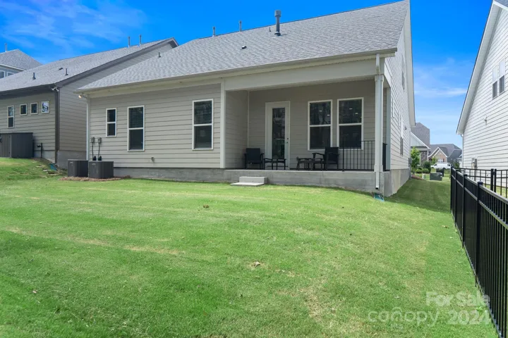Fully maintained yard by HOA