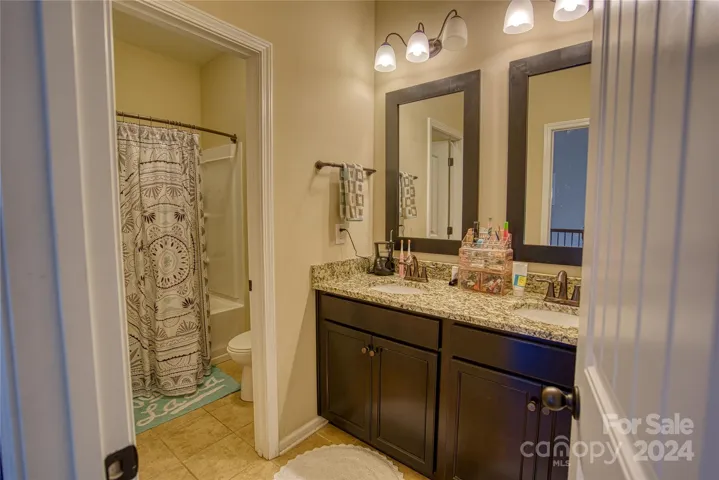 Full upstiars bath
