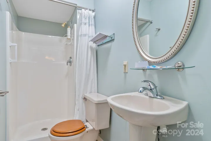 Ensuite Bathroom in Second Bedroom
