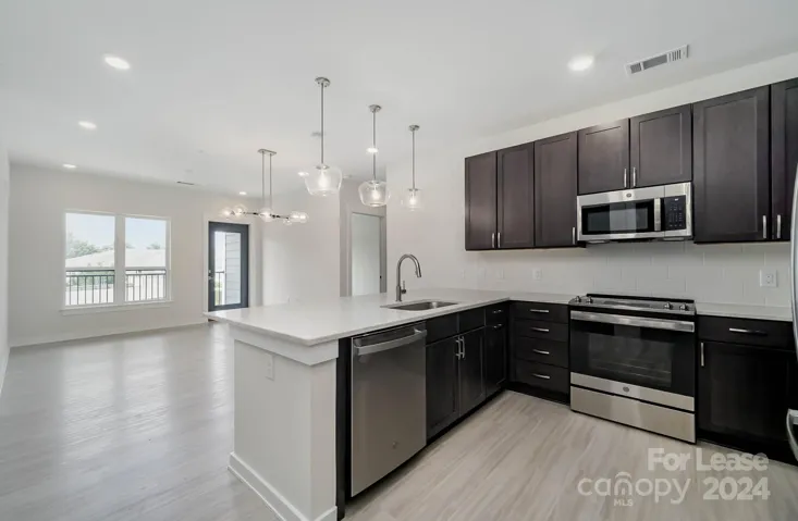 Gorgeous 2 bed, 2 bath condo with open floor plan!