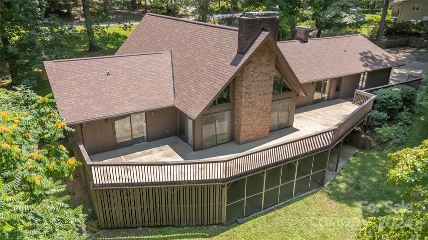 Spacious home on Cedar Rock golf course!