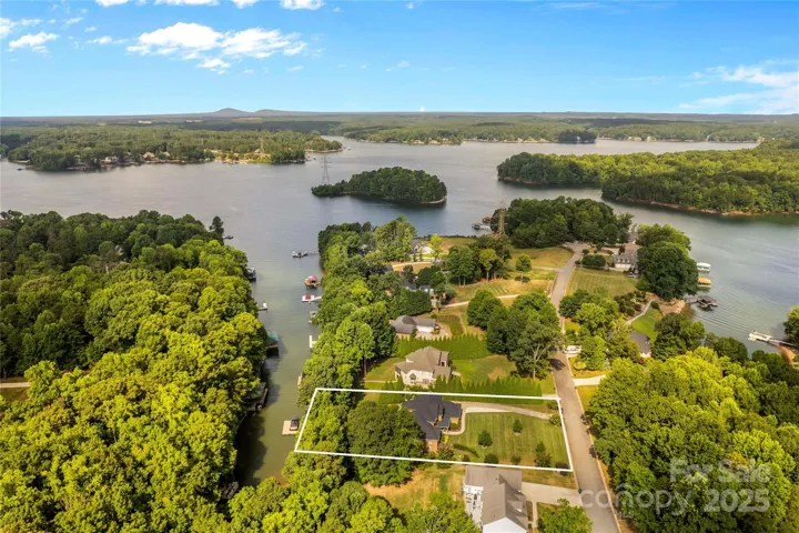 Great Location by Main Channel!