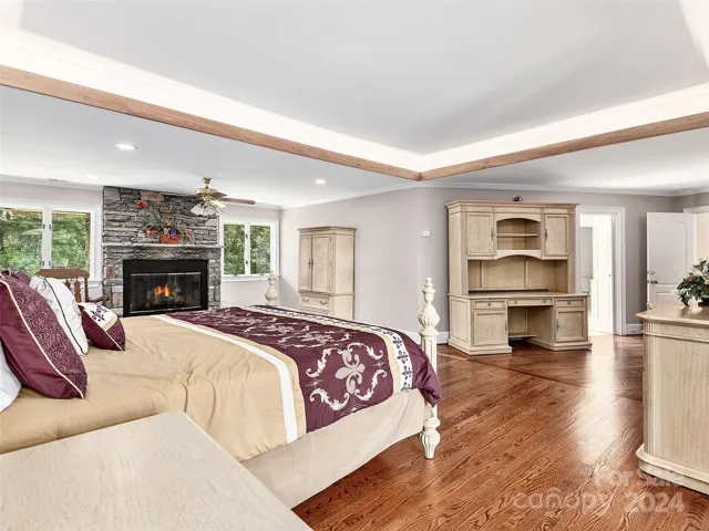 Master bdrm w/fireplace on 2nd level