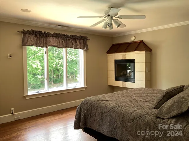 Bdrm overlooking pool, 2nd level