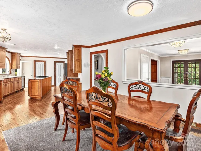 Breakfast room off kitchen