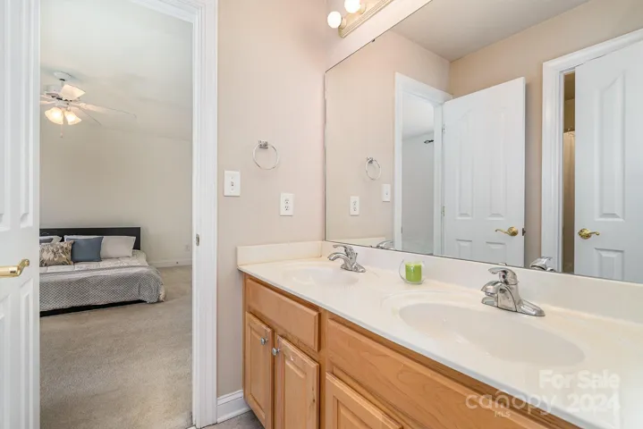 Secondary bedroom with en suite bath that is shared with another secondary bedroom