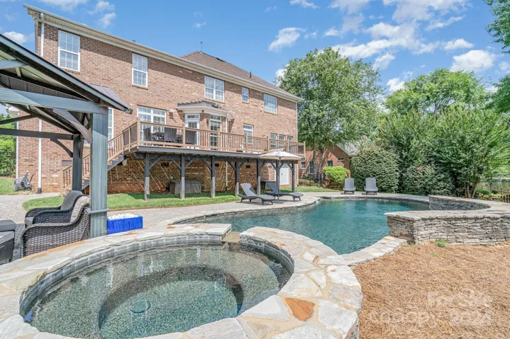 How dreamy is this pool and hot tub!  Views of the lake are the icing on top!
