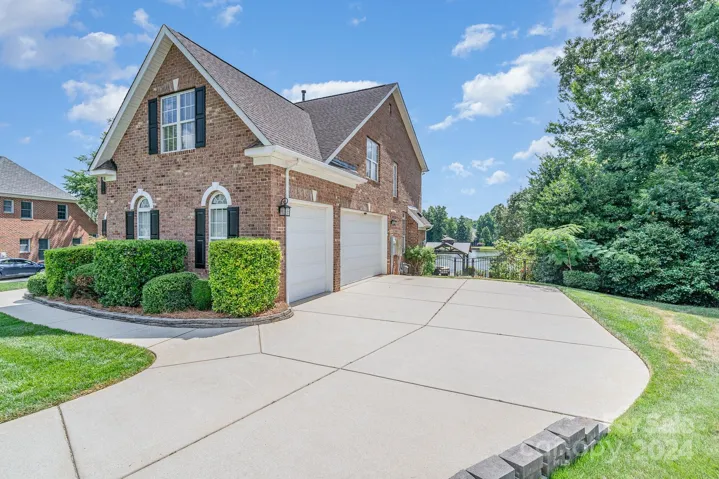 3 car garage - plenty of space!