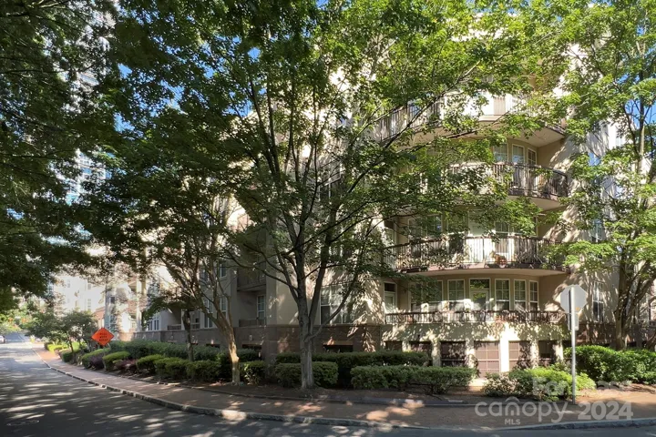 Park Plaza in the heart of 4th Ward!  Walk to everything Uptown has to offer!